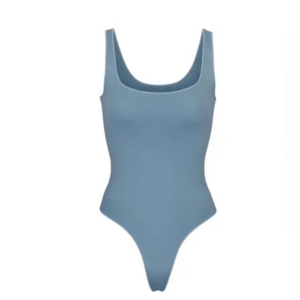 Skims ESSENTIAL SCOOP NECK BODYSUIT - ARCTIC